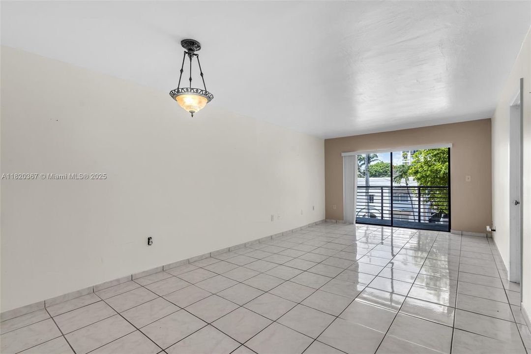 Недавно продано: $349,900 (2 спален, 2 ванн, 1175 Квадратных фут)