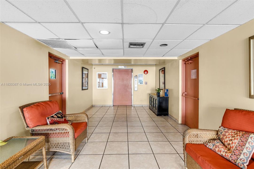 Недавно продано: $349,900 (2 спален, 2 ванн, 1175 Квадратных фут)