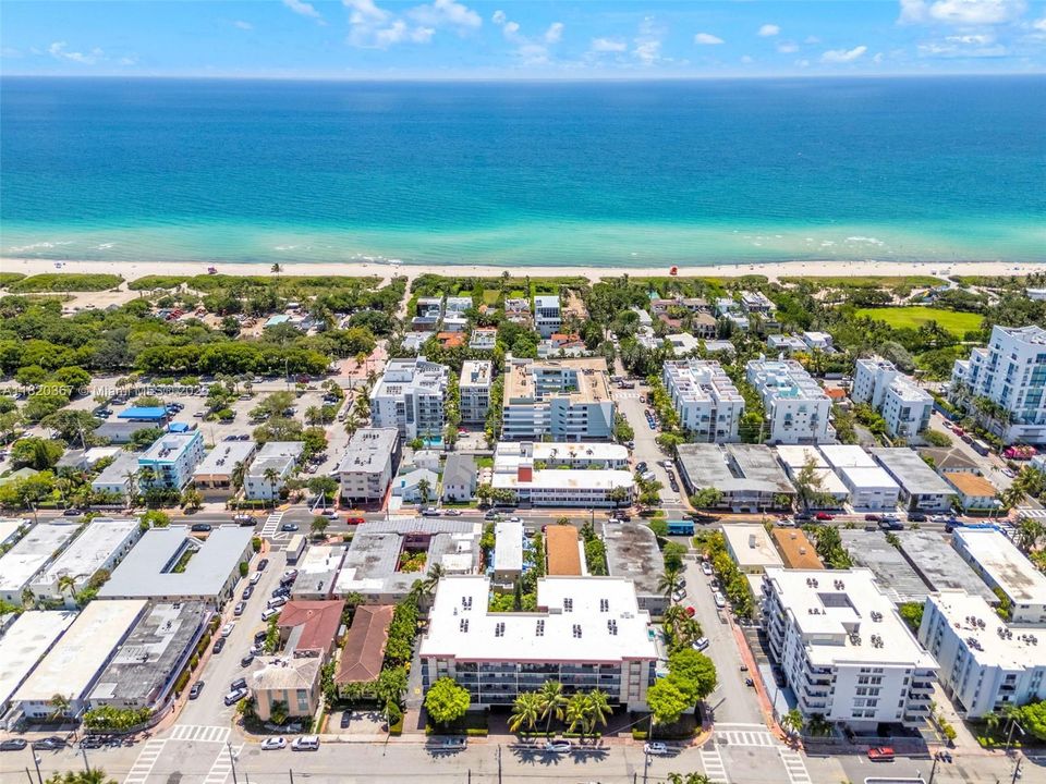 Недавно продано: $349,900 (2 спален, 2 ванн, 1175 Квадратных фут)