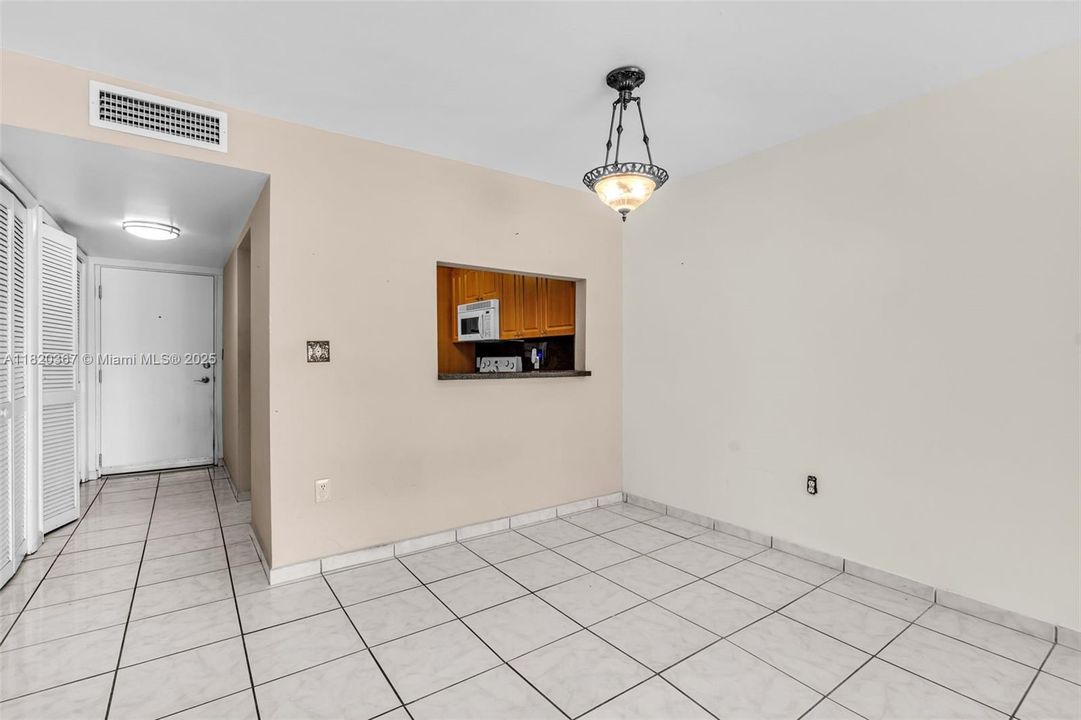 Недавно продано: $349,900 (2 спален, 2 ванн, 1175 Квадратных фут)