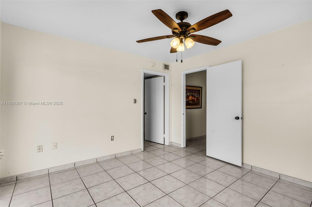 Недавно продано: $349,900 (2 спален, 2 ванн, 1175 Квадратных фут)