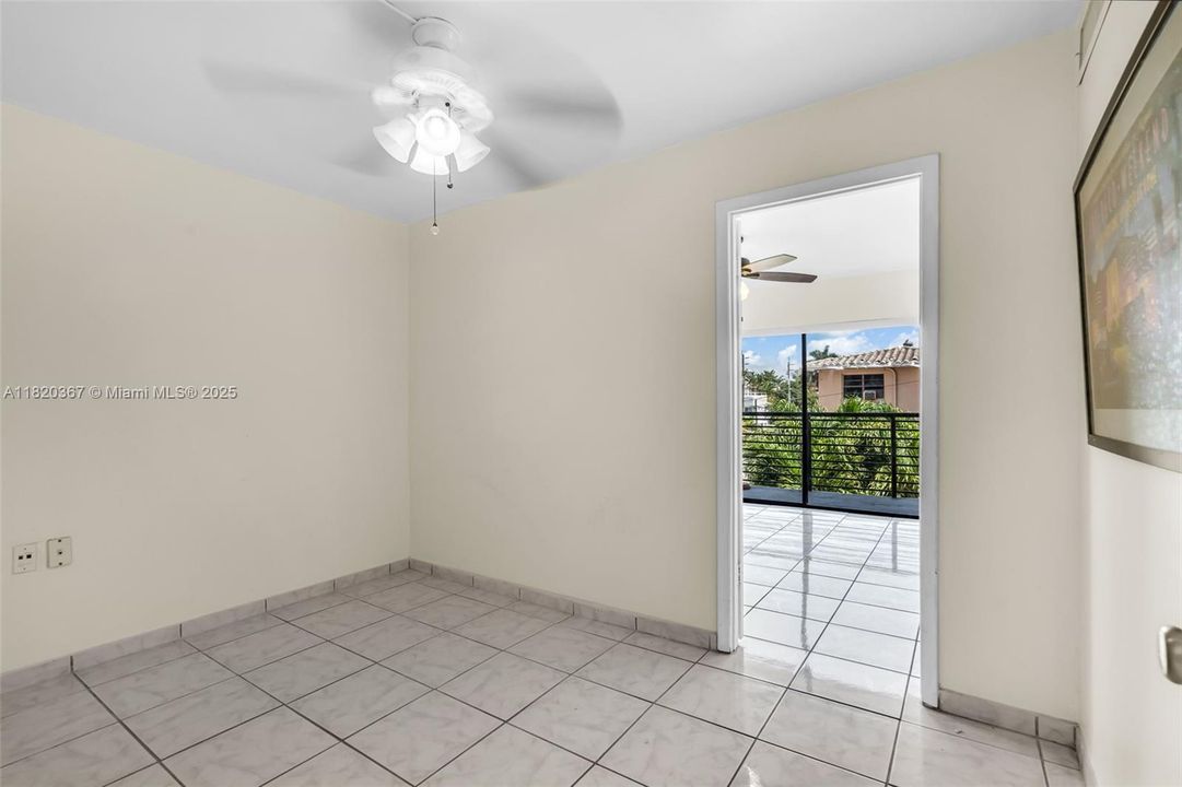 Недавно продано: $349,900 (2 спален, 2 ванн, 1175 Квадратных фут)