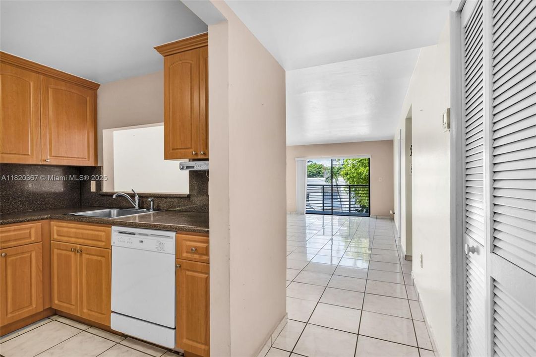 Недавно продано: $349,900 (2 спален, 2 ванн, 1175 Квадратных фут)