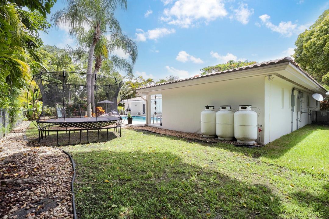 На продажу: $2,199,000 (4 спален, 2 ванн, 3195 Квадратных фут)