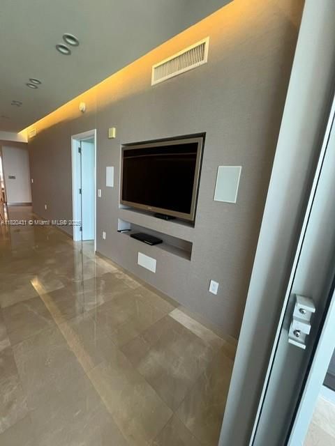 Recently Sold: $3,000,000 (3 beds, 3 baths, 1933 Square Feet)