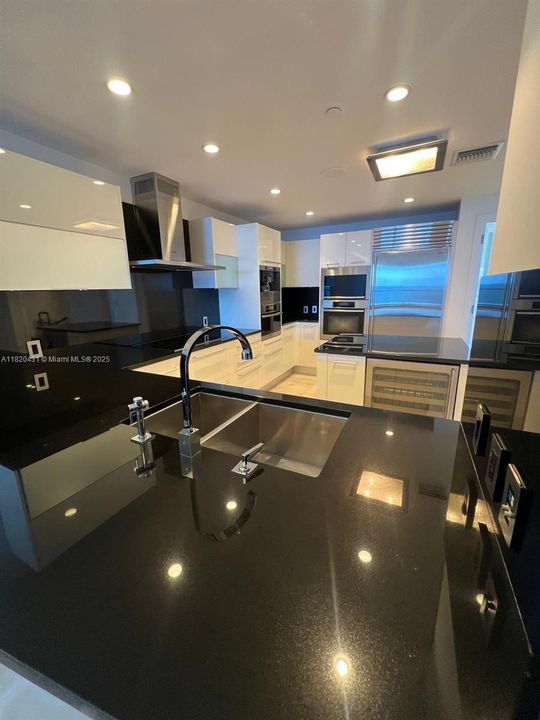 Recently Sold: $3,000,000 (3 beds, 3 baths, 1933 Square Feet)