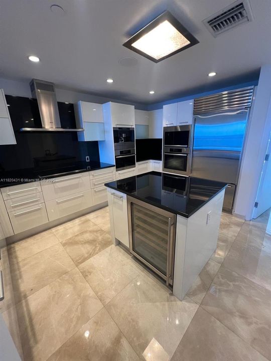 Recently Sold: $3,000,000 (3 beds, 3 baths, 1933 Square Feet)