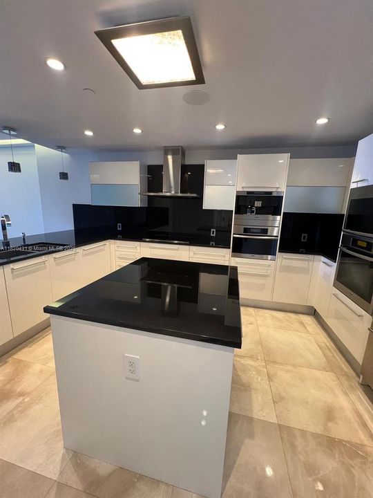 Recently Sold: $3,000,000 (3 beds, 3 baths, 1933 Square Feet)