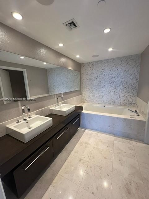 Recently Sold: $3,000,000 (3 beds, 3 baths, 1933 Square Feet)