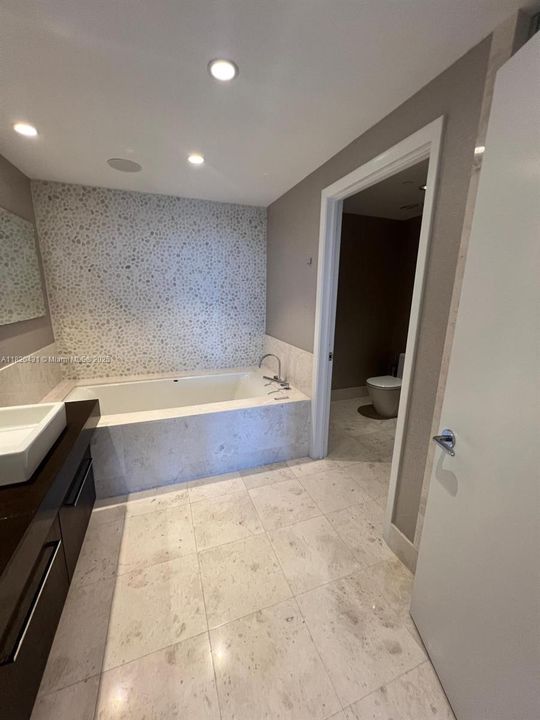 Recently Sold: $3,000,000 (3 beds, 3 baths, 1933 Square Feet)