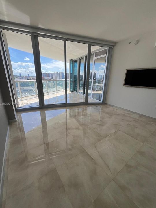 Recently Sold: $3,000,000 (3 beds, 3 baths, 1933 Square Feet)