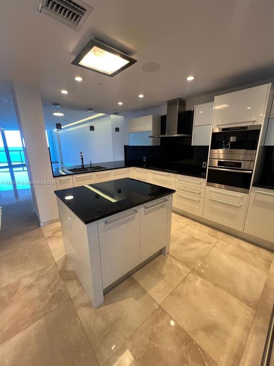 Recently Sold: $3,000,000 (3 beds, 3 baths, 1933 Square Feet)