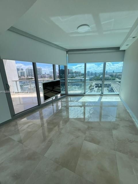 Recently Sold: $3,000,000 (3 beds, 3 baths, 1933 Square Feet)