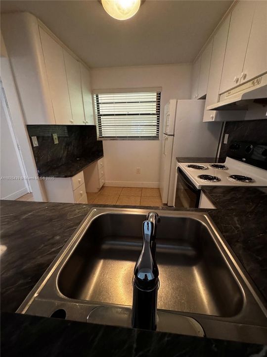 Под контрактом: $260,000 (2 спален, 2 ванн, 936 Квадратных фут)