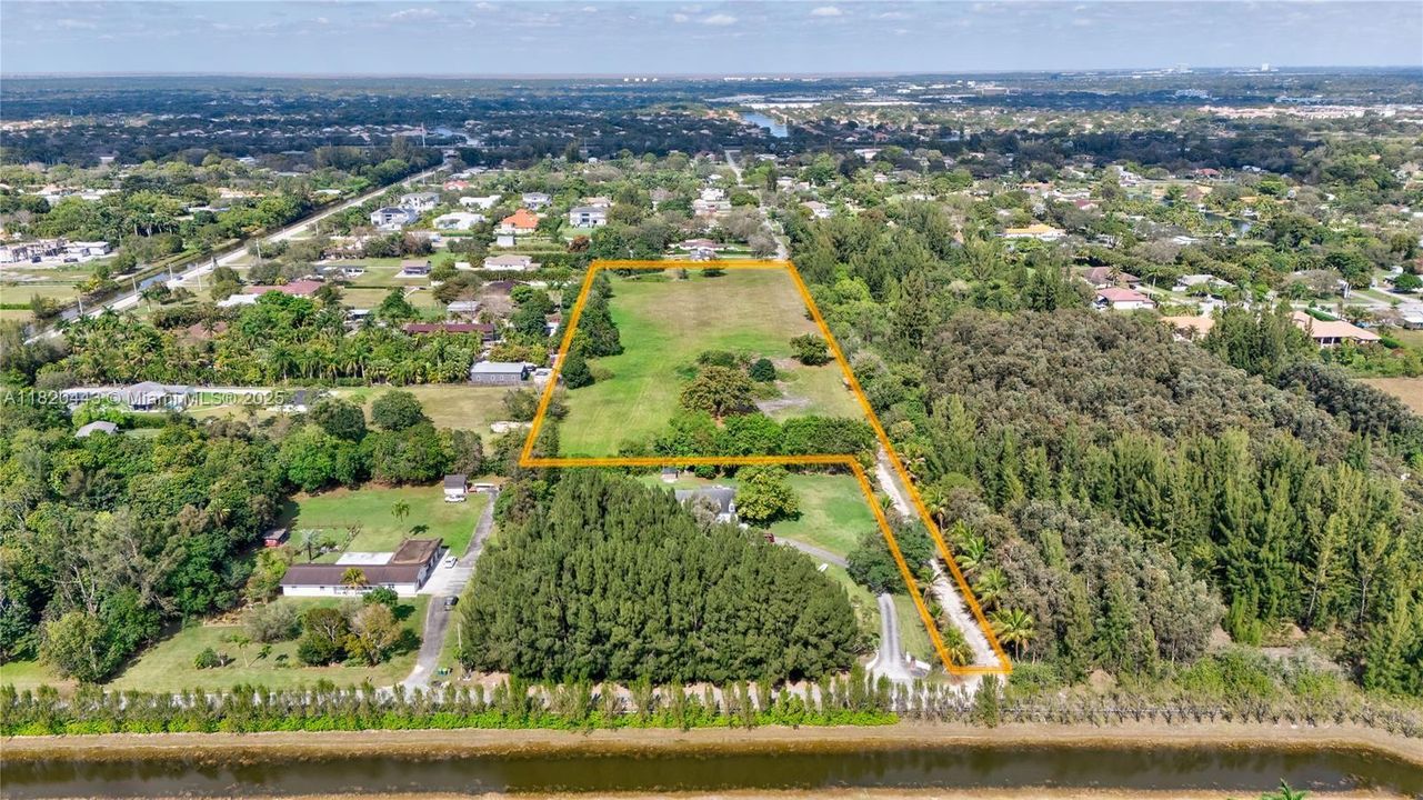 待售: $6,500,000 (7.85 acres)