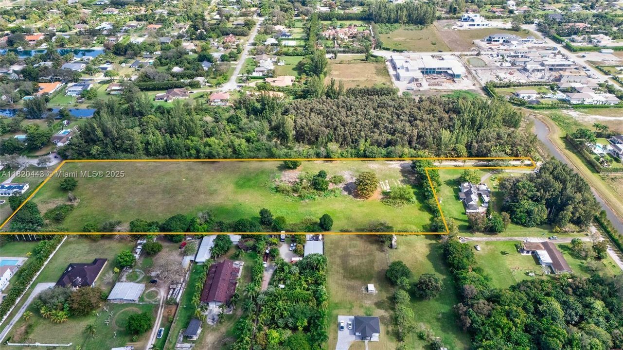 待售: $6,500,000 (7.85 acres)