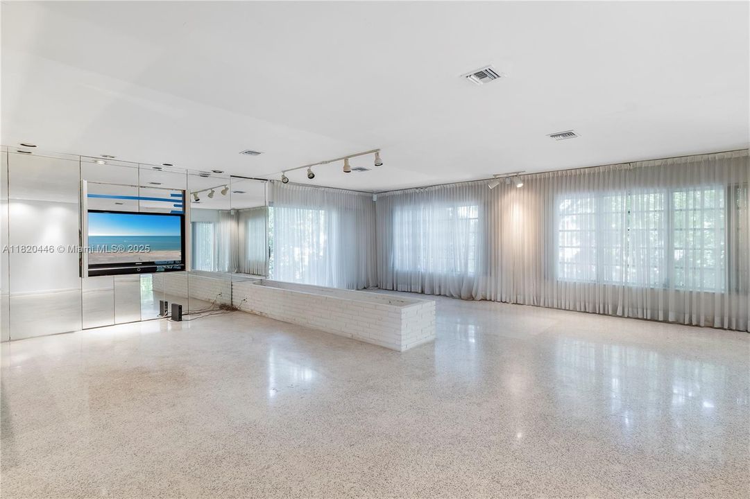 最近售出: $2,030,000 (10,163 平方英尺)