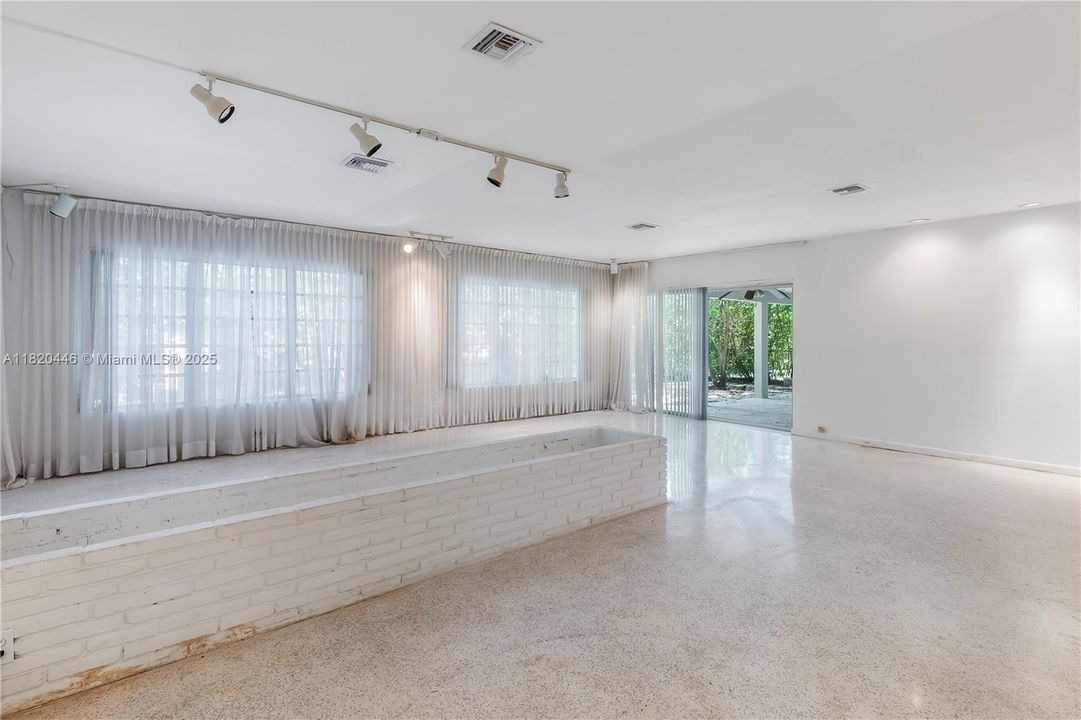 最近售出: $2,030,000 (10,163 平方英尺)