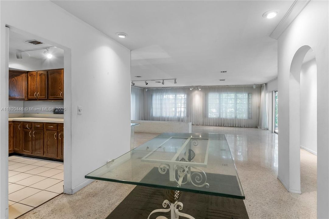 最近售出: $2,030,000 (10,163 平方英尺)