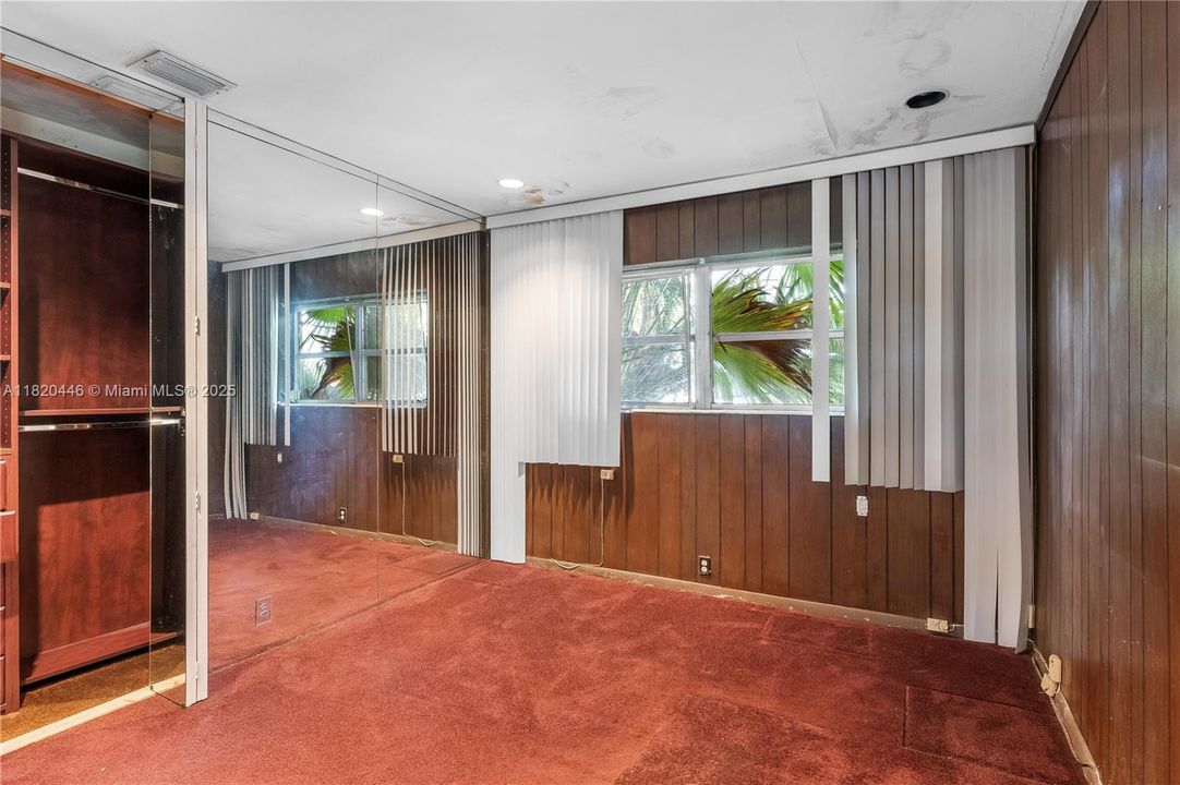 最近售出: $2,030,000 (10,163 平方英尺)