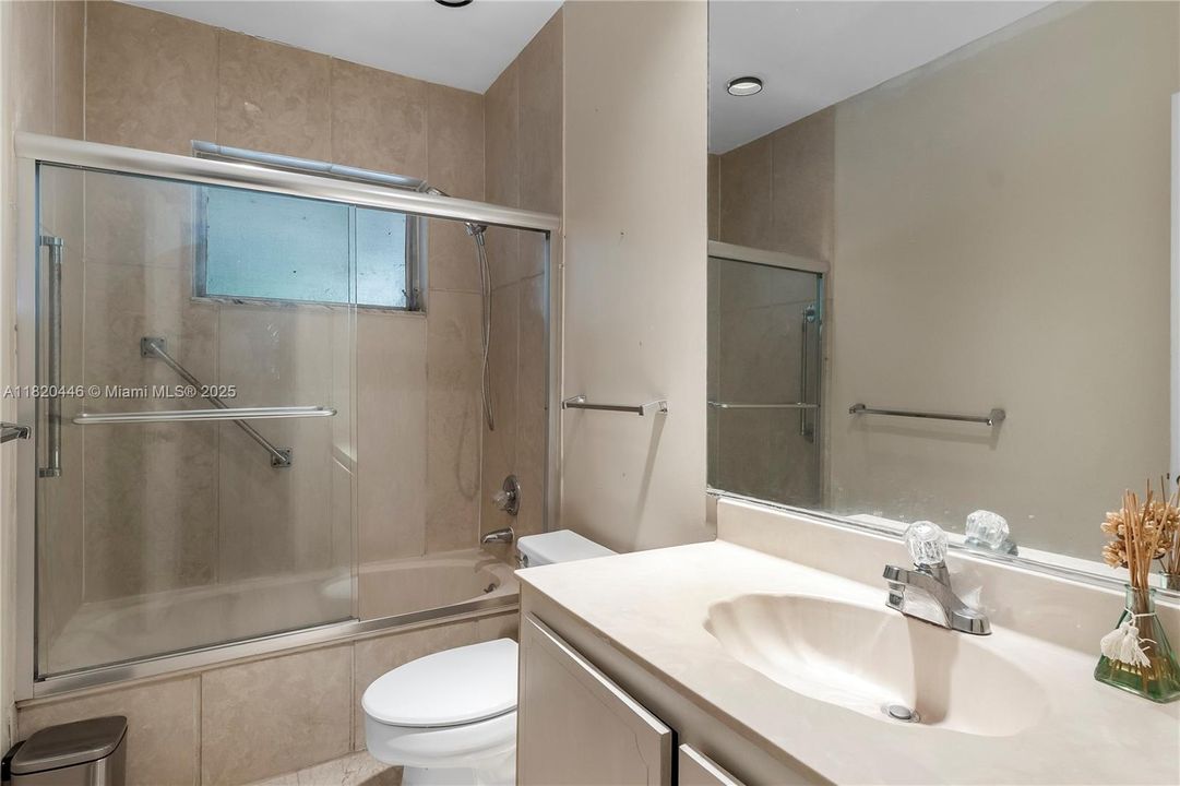 最近售出: $2,030,000 (10,163 平方英尺)