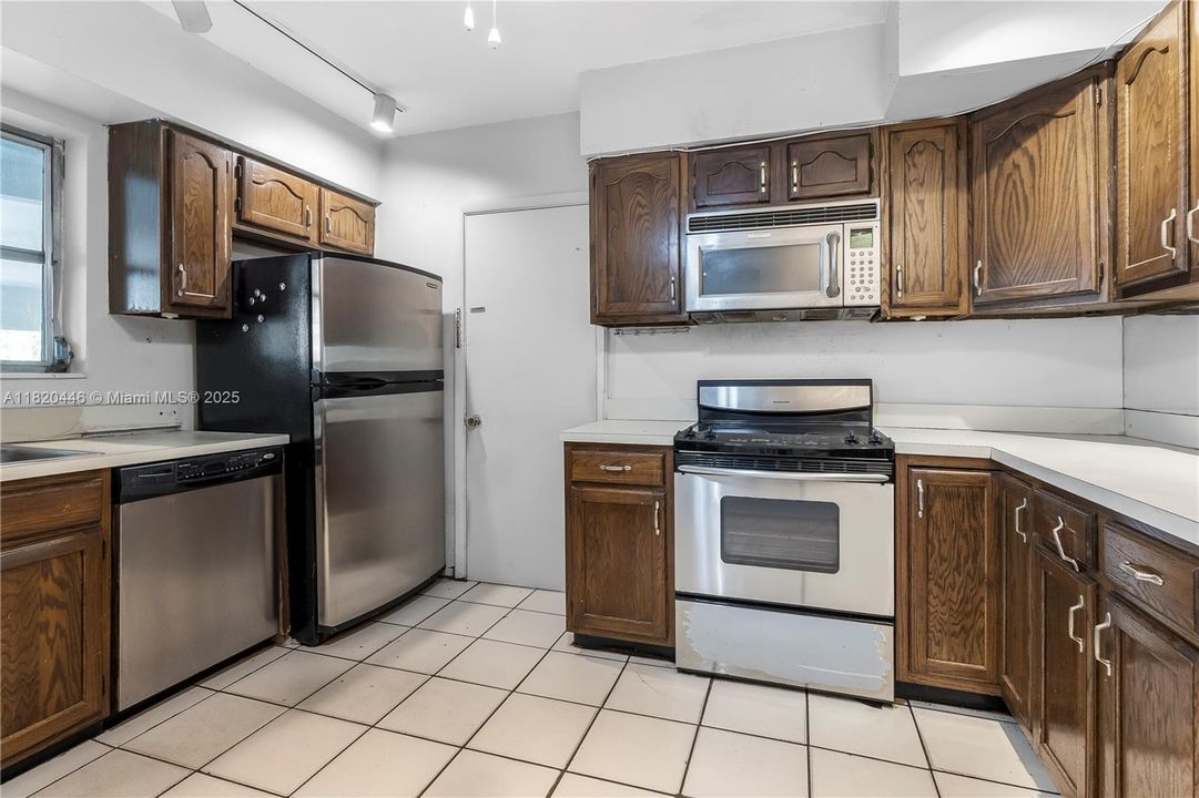 最近售出: $2,030,000 (10,163 平方英尺)