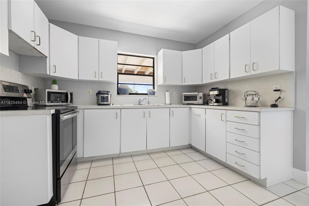 For Sale: $1,345,000 (5 beds, 3 baths, 2810 Square Feet)