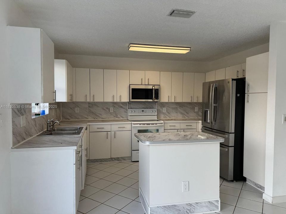 В аренду: $4,900 (5 спален, 2 ванн, 2820 Квадратных фут)