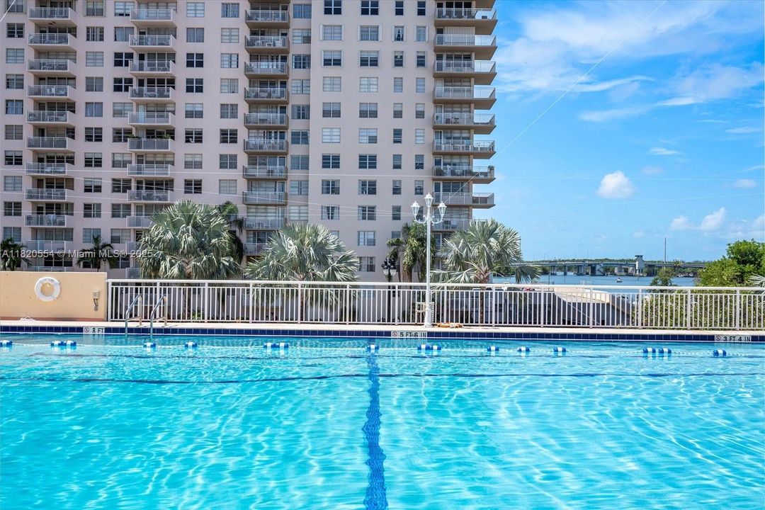 待售: $344,900 (2 贝兹, 2 浴室, 1087 平方英尺)