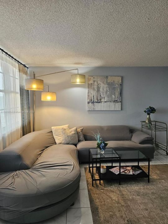 待售: $344,900 (2 贝兹, 2 浴室, 1087 平方英尺)