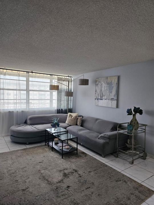 待售: $344,900 (2 贝兹, 2 浴室, 1087 平方英尺)