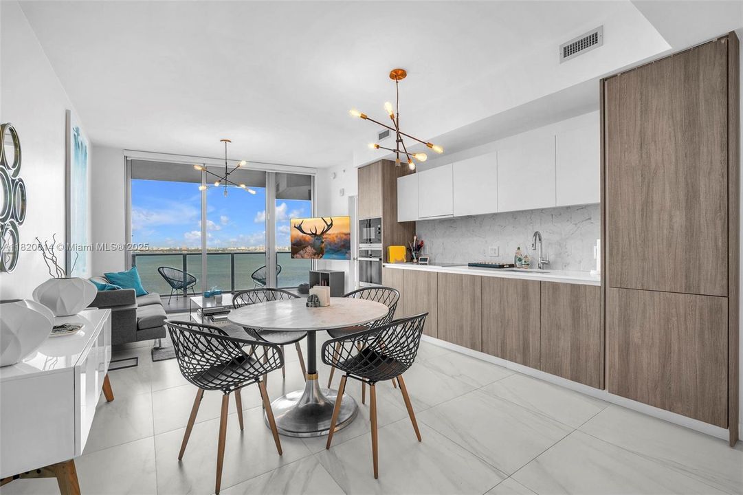 En Venta: $795,000 (2 camas, 2 baños, 912 Pies cuadrados)