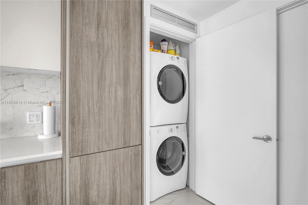 En Venta: $795,000 (2 camas, 2 baños, 912 Pies cuadrados)