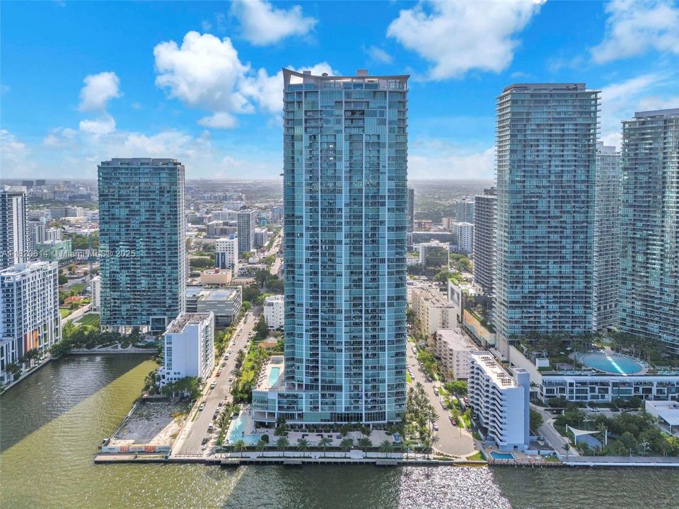 En Venta: $795,000 (2 camas, 2 baños, 912 Pies cuadrados)