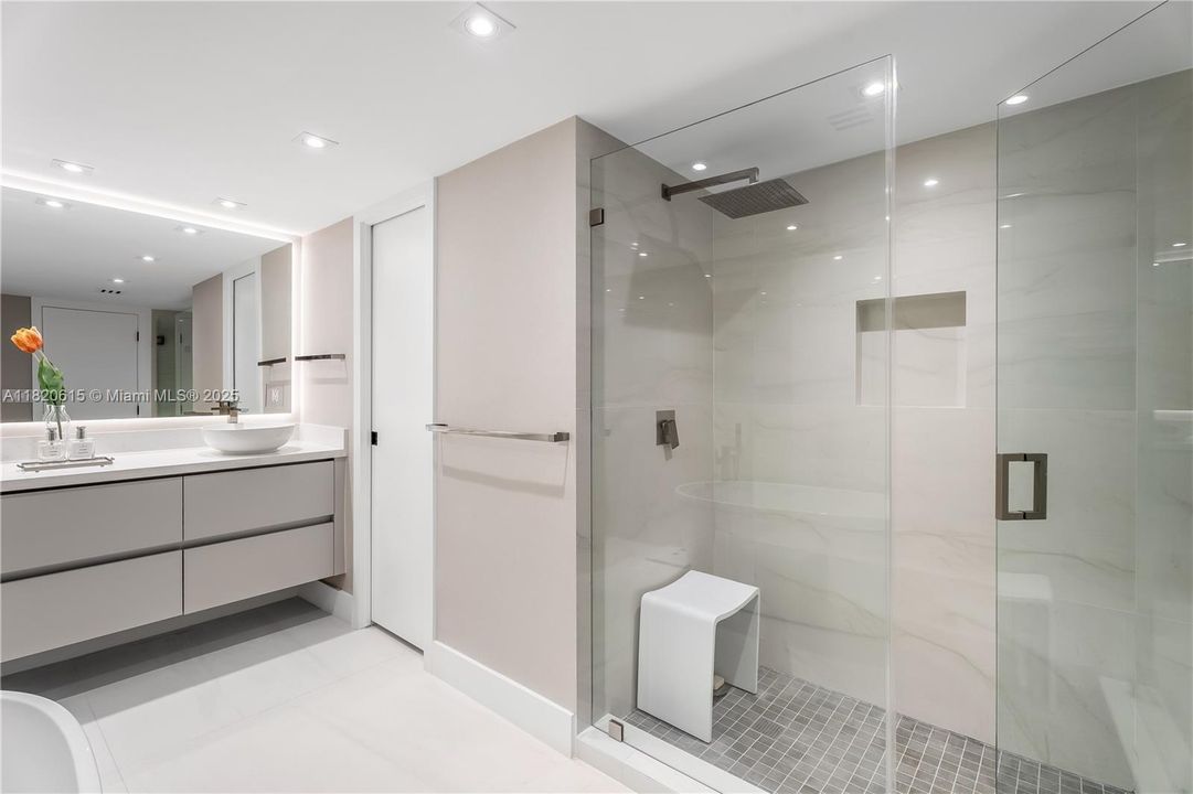 最近售出: $2,650,000 (3 贝兹, 2 浴室, 2398 平方英尺)