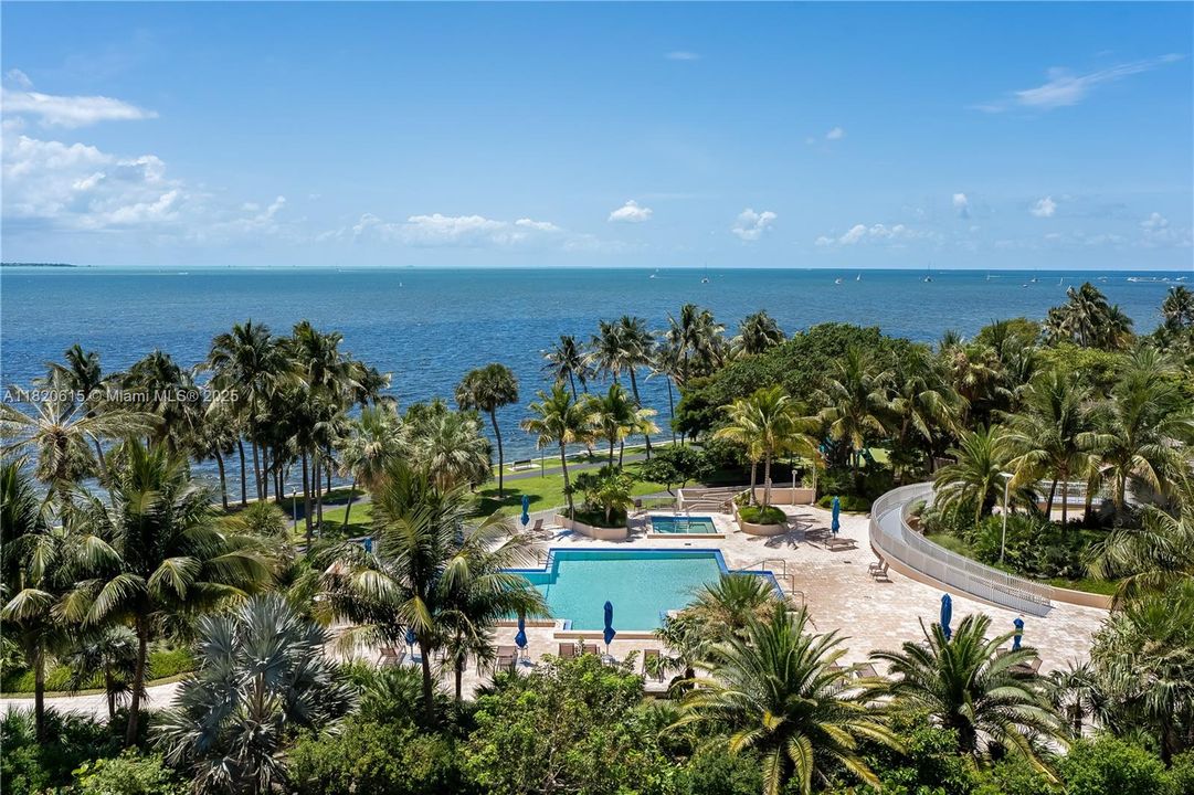 最近售出: $2,650,000 (3 贝兹, 2 浴室, 2398 平方英尺)