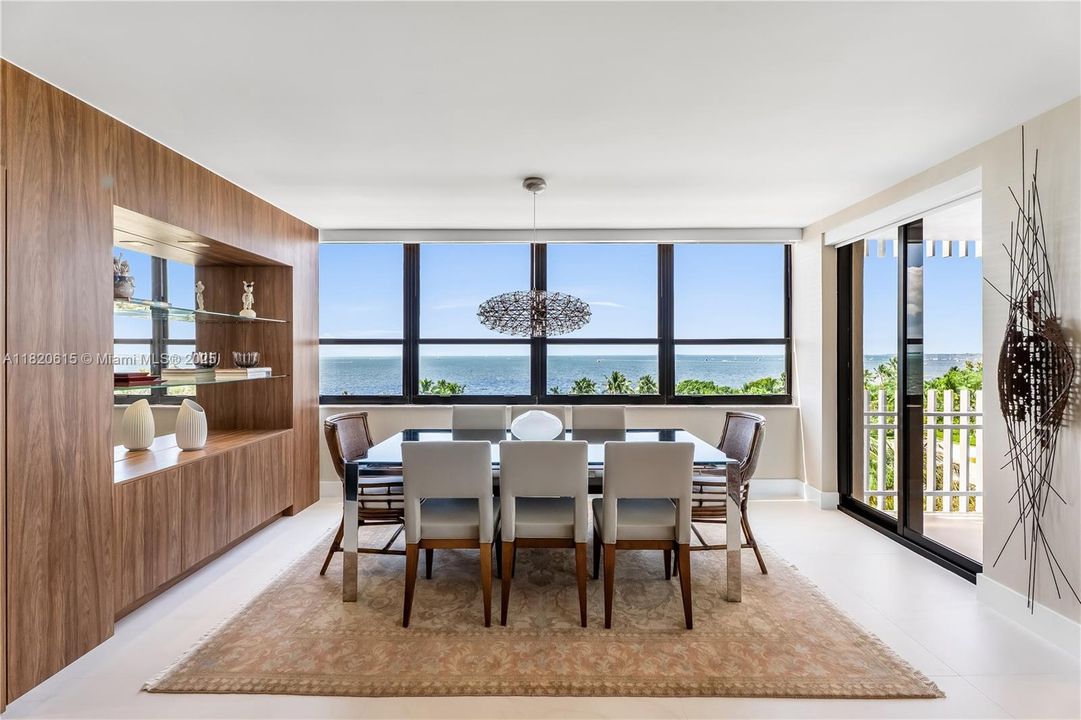 最近售出: $2,650,000 (3 贝兹, 2 浴室, 2398 平方英尺)