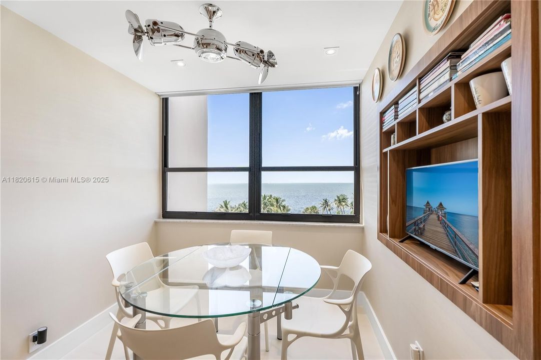 最近售出: $2,650,000 (3 贝兹, 2 浴室, 2398 平方英尺)