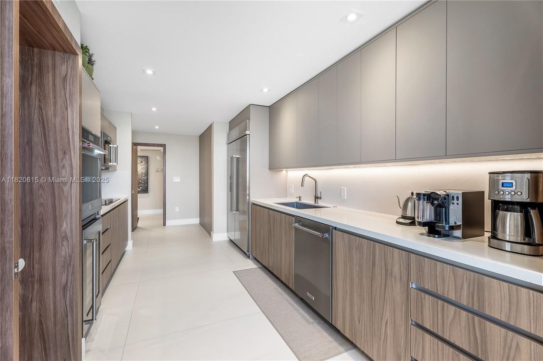 最近售出: $2,650,000 (3 贝兹, 2 浴室, 2398 平方英尺)