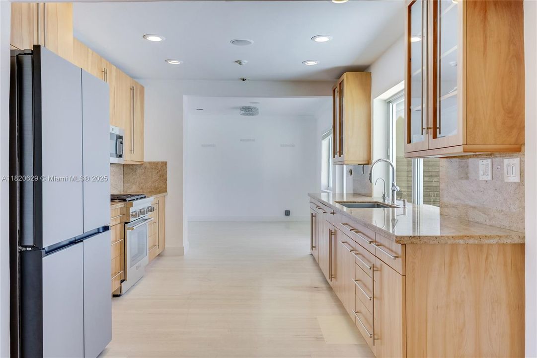 Недавно продано: $2,500,000 (4 спален, 4 ванн, 2620 Квадратных фут)