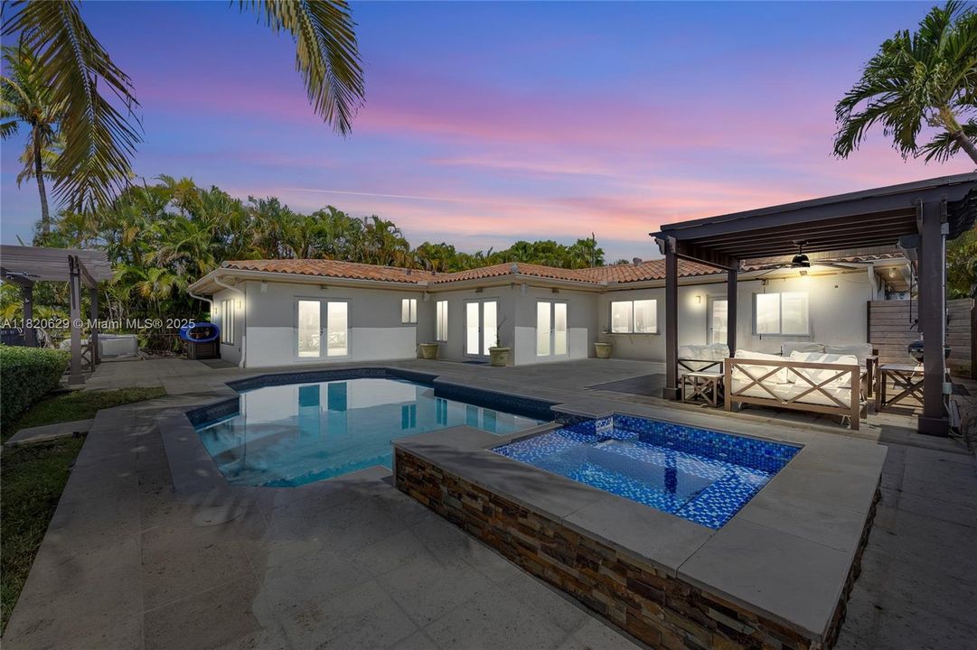 Недавно продано: $2,500,000 (4 спален, 4 ванн, 2620 Квадратных фут)