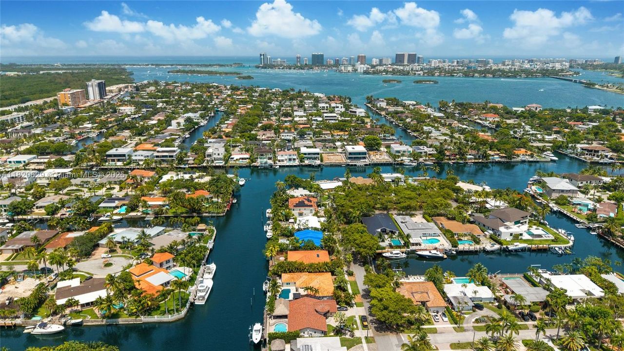 Недавно продано: $2,500,000 (4 спален, 4 ванн, 2620 Квадратных фут)