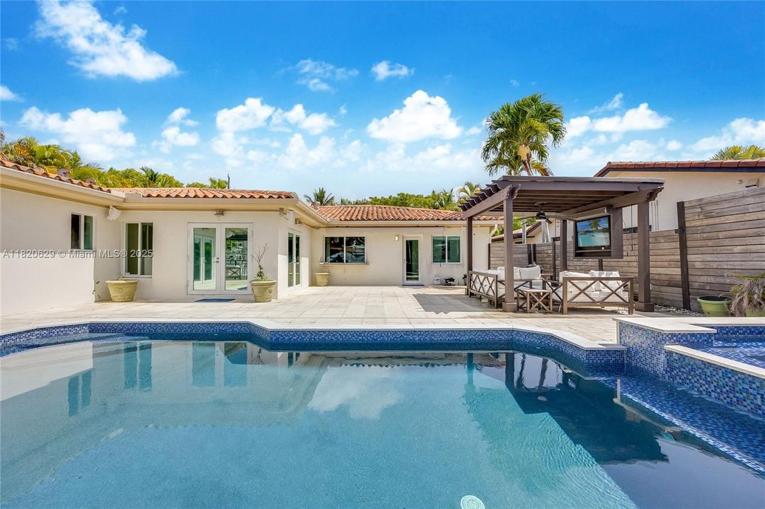 Недавно продано: $2,500,000 (4 спален, 4 ванн, 2620 Квадратных фут)