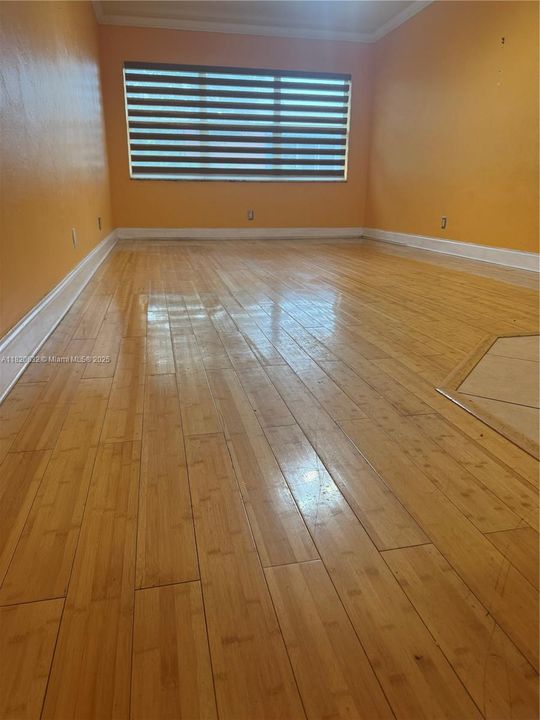 合同活跃: $255,000 (2 贝兹, 1 浴室, 744 平方英尺)