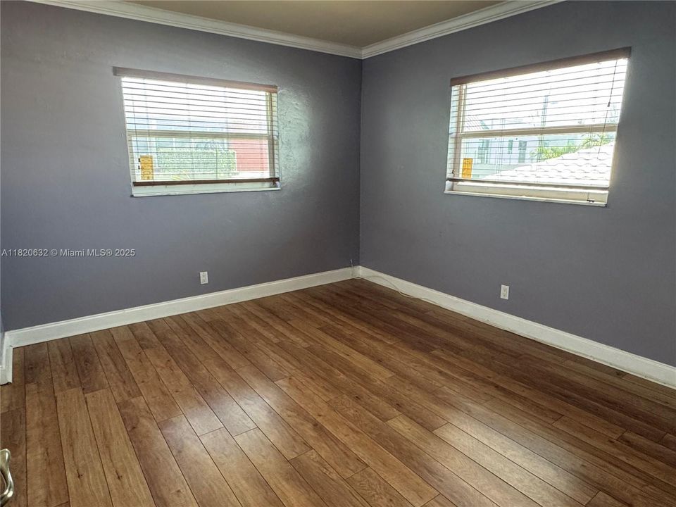 合同活跃: $255,000 (2 贝兹, 1 浴室, 744 平方英尺)