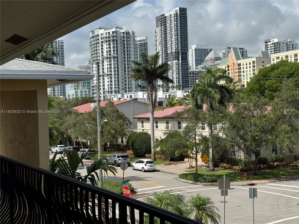 合同活跃: $255,000 (2 贝兹, 1 浴室, 744 平方英尺)