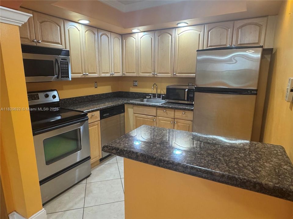 合同活跃: $255,000 (2 贝兹, 1 浴室, 744 平方英尺)