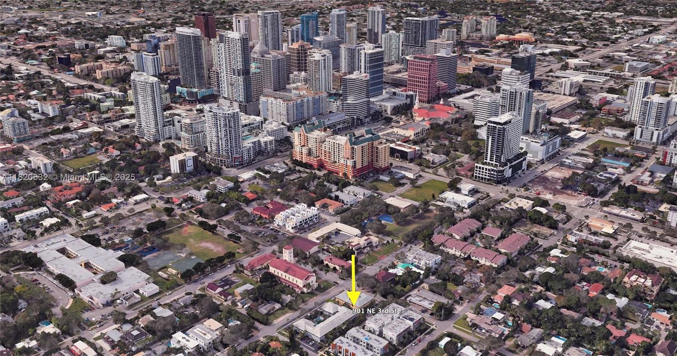 合同活跃: $255,000 (2 贝兹, 1 浴室, 744 平方英尺)