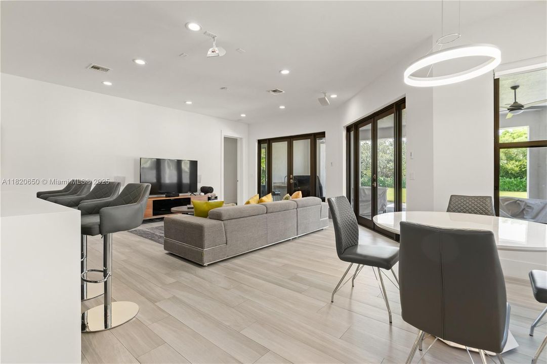 待售: $3,870,000 (7 贝兹, 6 浴室, 5828 平方英尺)