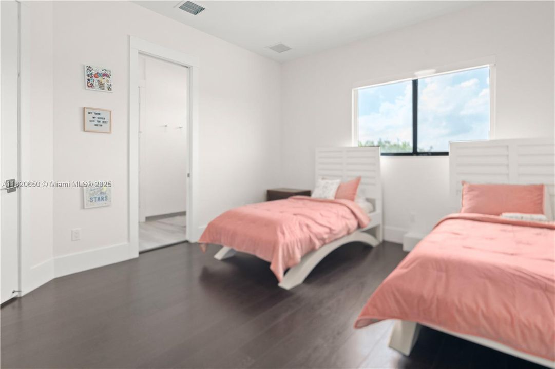 待售: $3,870,000 (7 贝兹, 6 浴室, 5828 平方英尺)